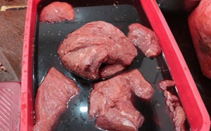 Hà Nội truy tìm thịt lợn bị phù phép thành thịt bò