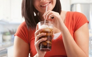 Phụ nữ mang thai có nên uống cocacola?
