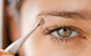 Nguyên nhân nào khiến lông mày ngày càng thưa thớt?