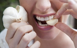 Cách nhanh nhất để át mùi hôi miệng do ăn tỏi