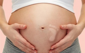 Em bé đạp nhiều trong bụng mẹ có sao không?