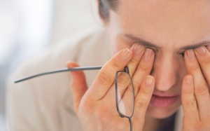 Video: Mí mắt co giật do ai nhắc hay có 'biến' gì?