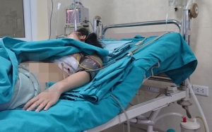 Một phụ nữ đang đi đường bị mảnh kim loại cắm sâu vào ngực
