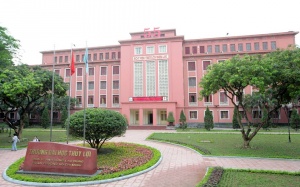 Nam sinh Đại học Thủy lợi rơi từ tầng 7 xuống đất