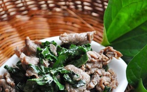 Thịt bò xào lá lốt, chẳng bổ dọc cũng bổ ngang