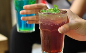 Hậu quả “nghe thấy đã run” của việc uống quá nhiều soda