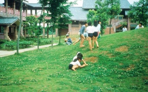 Tại sao trẻ Nhật được khuyến khích đi chân đất?