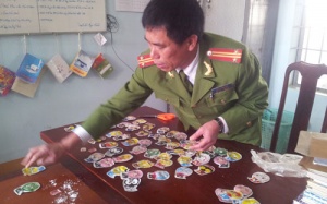 Hơn 30 học sinh tiểu học ngất xỉu nghi do ngửi đồ chơi Trung Quốc