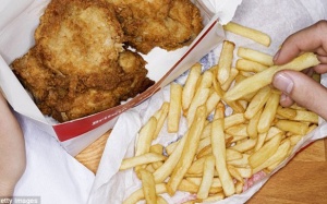 Đau lòng: Cậu bé bị mù vì ăn khoai chiên, gà rán trong nhiều năm liền