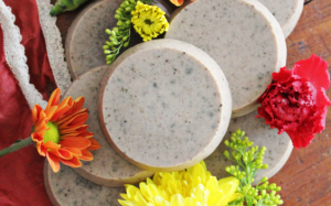 Tự làm xà bông thơm mùi cà phê và quế làm quà tặng 20/10