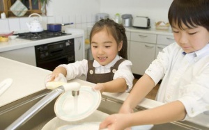 Vì sao trẻ sẽ dễ thành công nếu biết làm việc nhà từ bé?