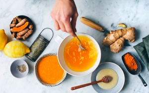 Làm ngay trà nghệ thơm sữa dừa ngon miệng phòng bệnh khi trời trở lạnh