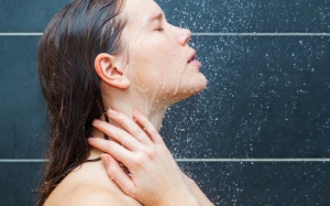 Những thói quen tắm gội khiến mụn trứng cá liên tục “ghé thăm”