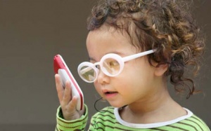 Video: Điện thoại đang hủy hoại sức khỏe của bạn thế nào?