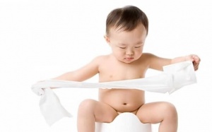 Trẻ đại tiện ra máu là mắc bệnh gì?