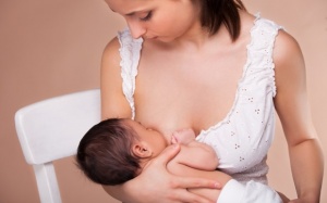 Mẹ bị ung thư vú có cho con bú được không? 