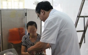 Bà bất cẩn, cháu bé 4 tuổi phải nhập viện vì bị bỏng hộp mỳ tôm