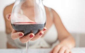 Phụ nữ mắc hội chứng buồng trứng đa nang nên uống rượu vang 