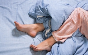 Mẹ phải làm gì khi trẻ bị đau, nhức chân về đêm?