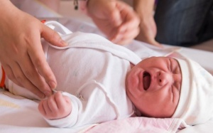 Trẻ xuất huyết não vì bị ... mẹ lắc