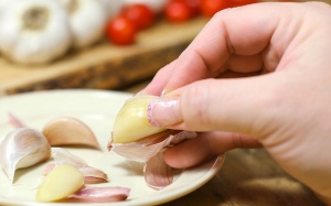 Bỏng “vùng kín” vì chữa mẹo bằng tỏi