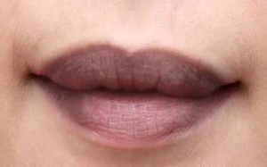 Cách làm sáng viền môi tự nhiên cho chị em