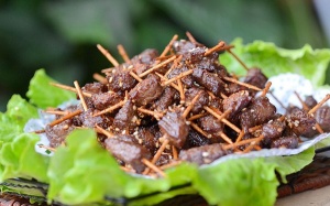 Thịt bò rán tẩm vừng, thơm lừng góc bếp