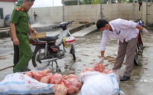 Hơn 2 tạ thịt gà hôi thối chuẩn bị đến quán ăn