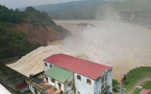 Hà Tĩnh: Nước lũ đang lên, 3 xã bị cô lập