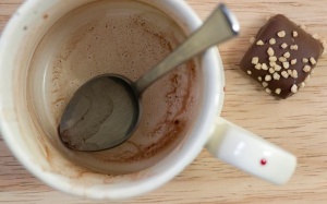 Mối nguy hiểm từ những chiếc cốc trên bàn làm việc