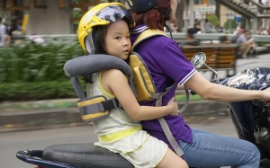 Cho trẻ đội mũ bảo hiểm chưa đủ an toàn khi tham gia giao thông!