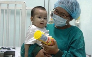 Bé 13 tháng tuổi xuất viện sau 4 tuần ghép gan