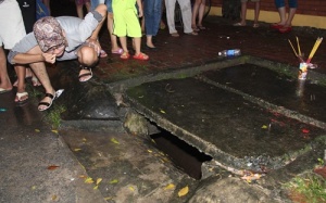 Mối nguy rình rập trẻ mùa mưa lũ cha mẹ cần biết