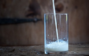 Protein trong sữa có thể giúp hạ huyết áp, cải thiện sức khỏe tim mạch