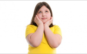 Loại vitamin đầy trong rau lá xanh đậm phòng nhiều bệnh cho trẻ béo phì