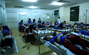 Hàng trăm công nhân nhập viện nghi ngộ độc thực phẩm sau bữa ăn chiều