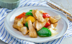 Ngon & lạ: Thịt lợn tẩm mật ong xào ớt chuông