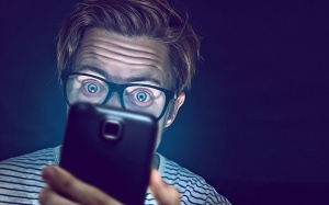 Dễ mù lòa vì ánh sáng xanh từ các màn hình thiết bị điện tử 