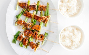 Ngày cuối tuần làm món cá hồi nướng xiên que sốt Teriyaki