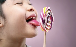 Trẻ thích ăn ngọt hại sức khỏe - Có cách nào cắt giảm đường?