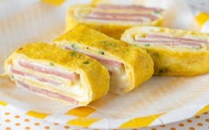 Trứng cuộn nhân phô mai và thịt nguội