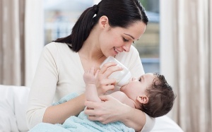 Vì sao trẻ bị tiêu chảy khi uống sữa công thức?