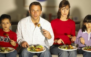 Tại sao không nên bật TV trong các bữa ăn gia đình?