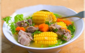 Chiều lạnh ăn món canh sườn nấu ngô nóng hổi