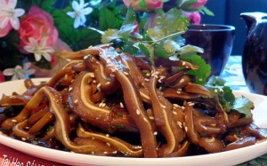 Tai heo sốt xì dầu – nhậu tốn bia mà ăn thì tốn cơm