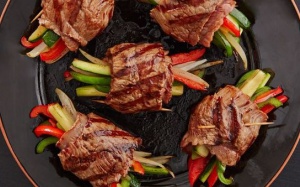Ăn tối với món Tây: Bò cuộn rau củ nướng