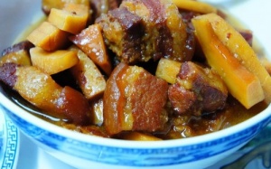 Cơm chiều giản dị với thịt ba chỉ kho dừa 