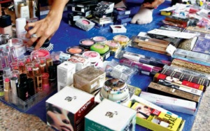 Nhiều nguy cơ từ mỹ phẩm xách tay 