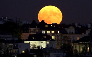 Chùm ảnh ấn tượng về siêu trăng lớn nhất thế kỷ trên khắp thế giới