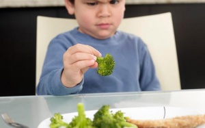Tại sao trẻ em không thích ăn rau xanh?